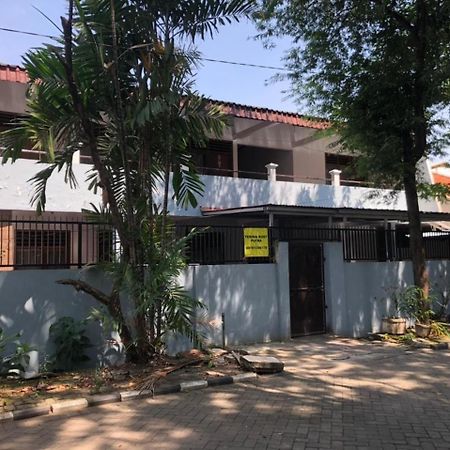 Oyo 90482 Rumah Oma Syariah Kupang (Surabaya) Exterior foto