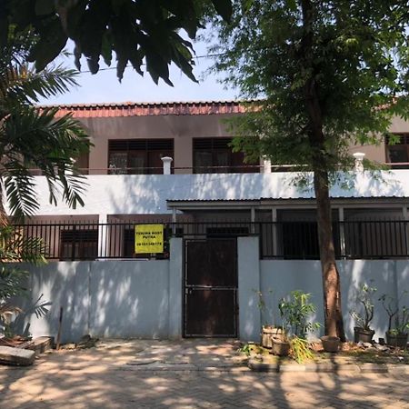 Oyo 90482 Rumah Oma Syariah Kupang (Surabaya) Exterior foto